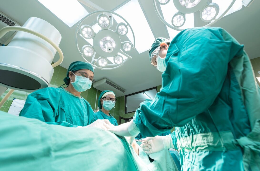 Chirurgen die aan het opereren zijn