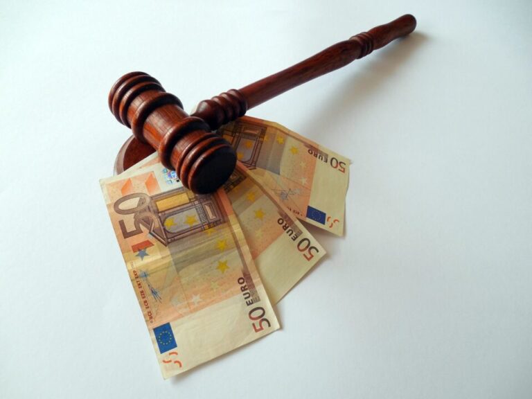 Rechtershamer bovenop drie biljetten van vijftig euro