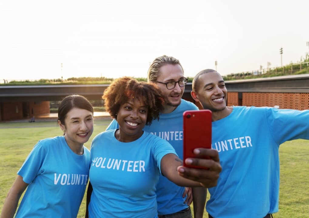 Diverse vrijwilligers met blauw shirt