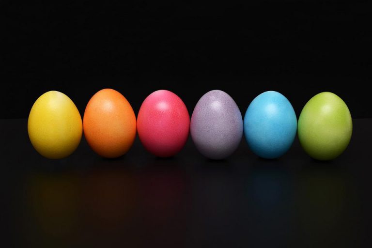 Zes eieren in de kleuren van de regenboog
