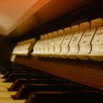 close up van de toetsen van een orgel