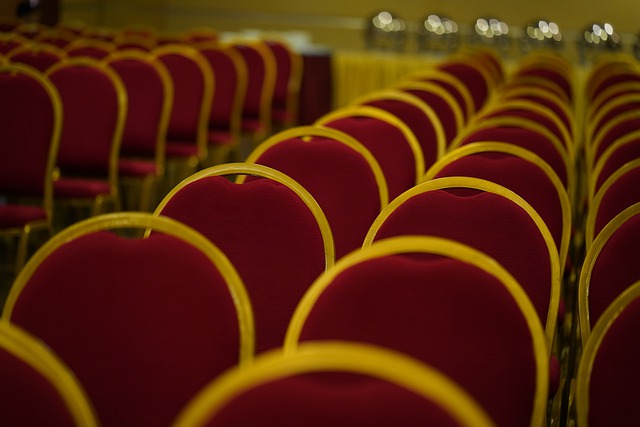 Lege stoelen in een congreszaal