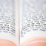 Een close up van een Hebreeuwse tekst uit de Torah