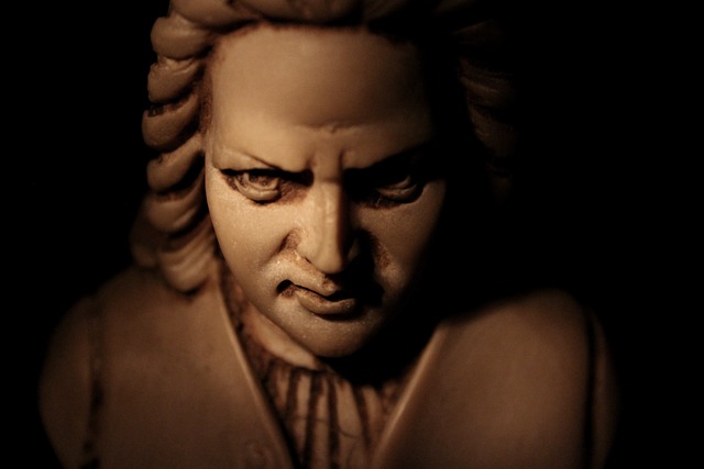 Een duister kijkende Bach