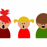 5 kinderen op een rij die zingen