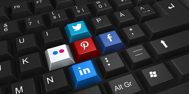 Een toetsenbord waarbij op een aantal knoppen de logo's van social media sites zijn geplakt