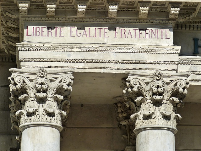 Een gebouw met daarop de drie spreuken van de Franse Revolutie: vrijheid, gelijkheid en broederschap.