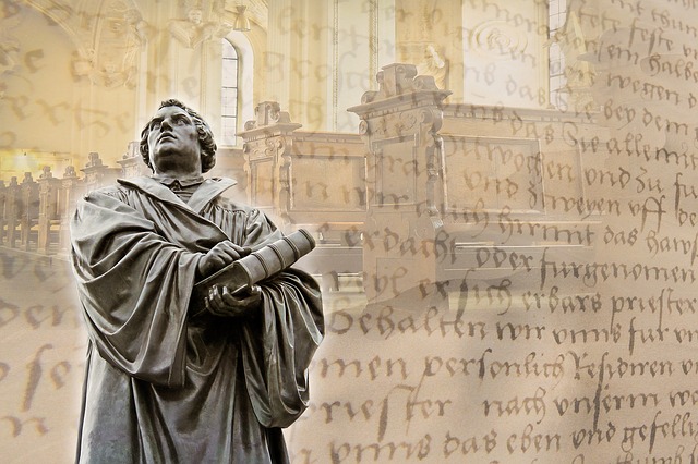 Een standbeeld van Luther met op de achtergrond een tekst met Hebreeuwse letters.