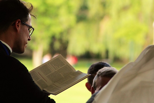 Een geestelijke die een religieus boek vast houdt.