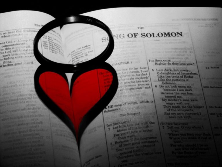 Het bijbelboek Hooglied met een hartje er overheen